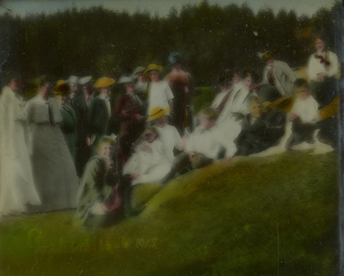 Mange folk, Larvik. ca 1910