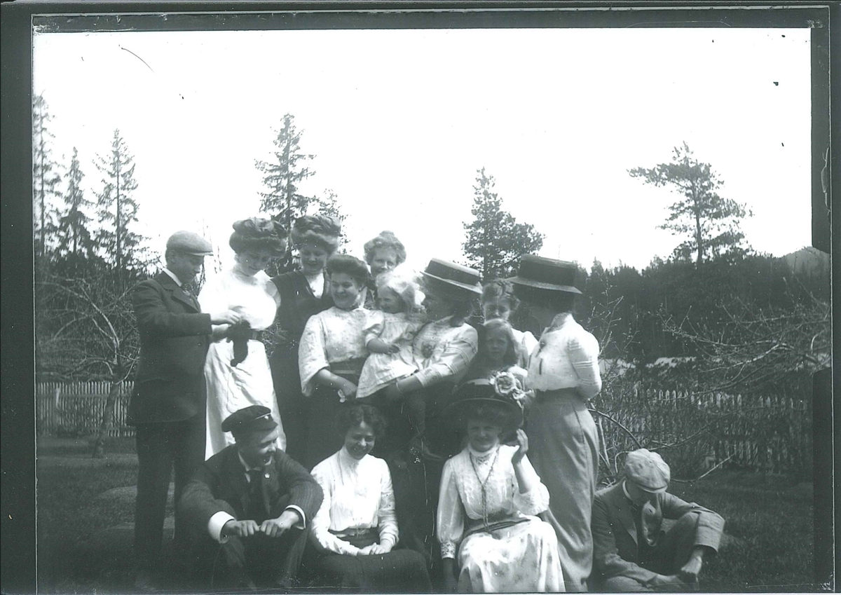 Medlemmer og venner av Rydgrenfamilien samlet i hagen utenfor bestyrerboligen på Kistefos. Gruppen er iført "søndagsklær".