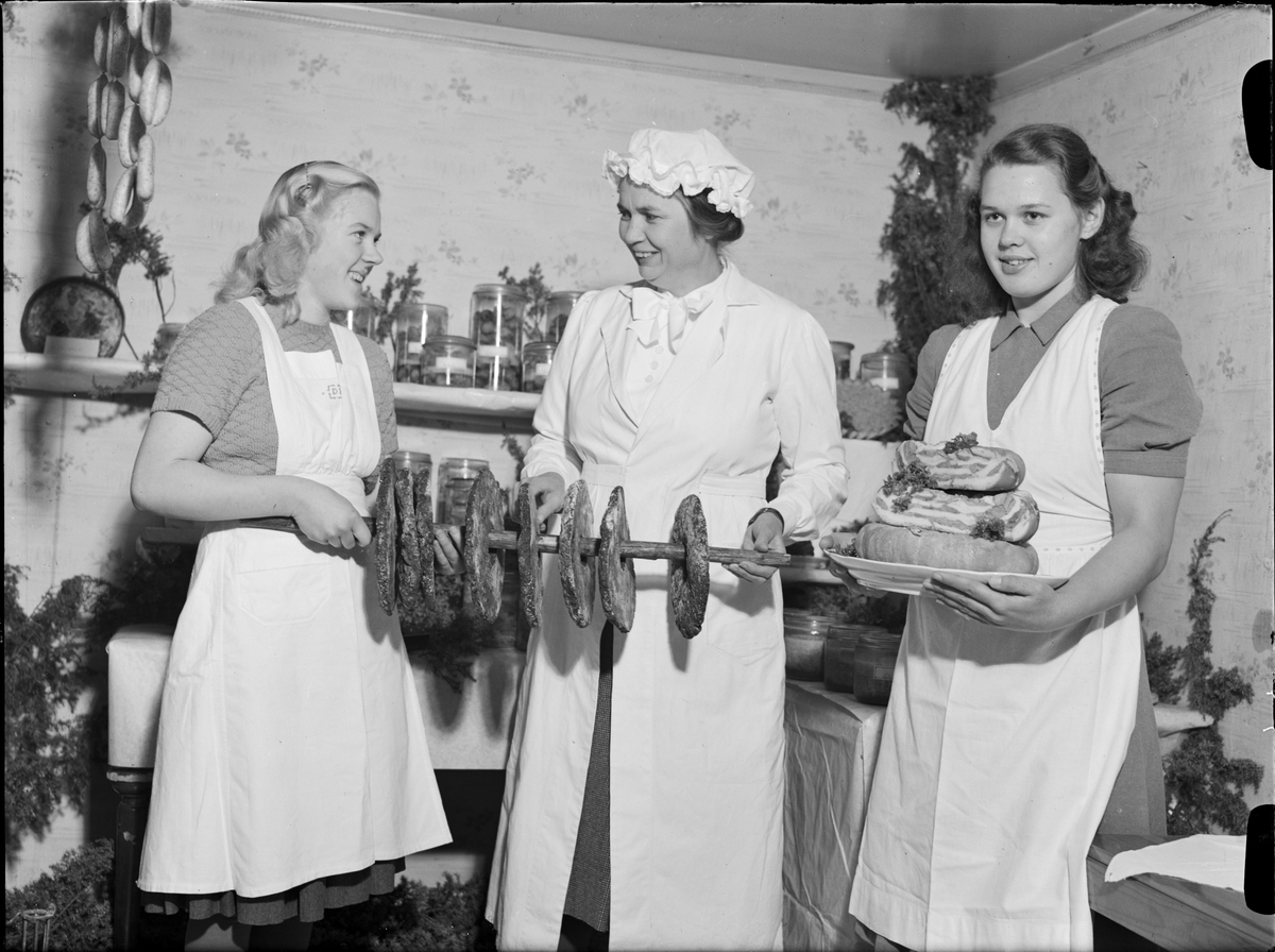 Kvinnor med bröd på pinne, Uppland 1948