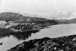 Handelsstedet i Nergårdshavn på Bjarkøy. Havnen med kai, bry