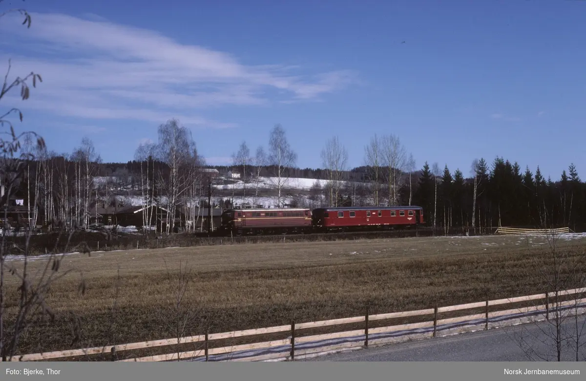 Persontog 327 Hamar-Moelv i Brumunddal, bestående av elektrisk lokomotiv El 13 2161 og styrevogn BDFS 91 73