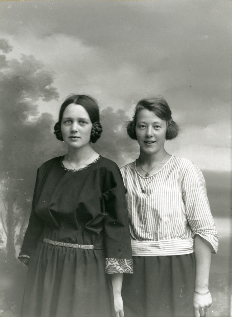 2 jenter. Fra venstre Halldis Moren Vesaas (1907) og Kerste Lillevold g. Borg (1906-1980).