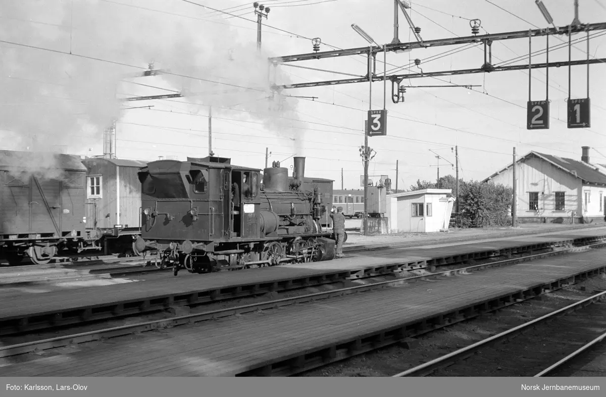 Damplokomotiv 25e 489 i skiftetjeneste på Sarpsborg stasjon