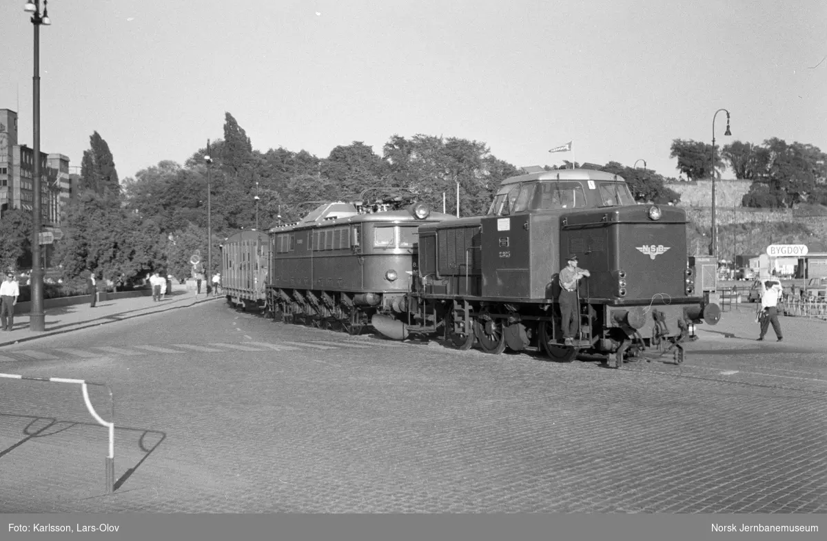 Diesellokomotiv Di 2 825 med godstog på Havnebanen fra Loenge til Filipstad, her på Rådhusplassen ved Oslo Vestbanestasjon