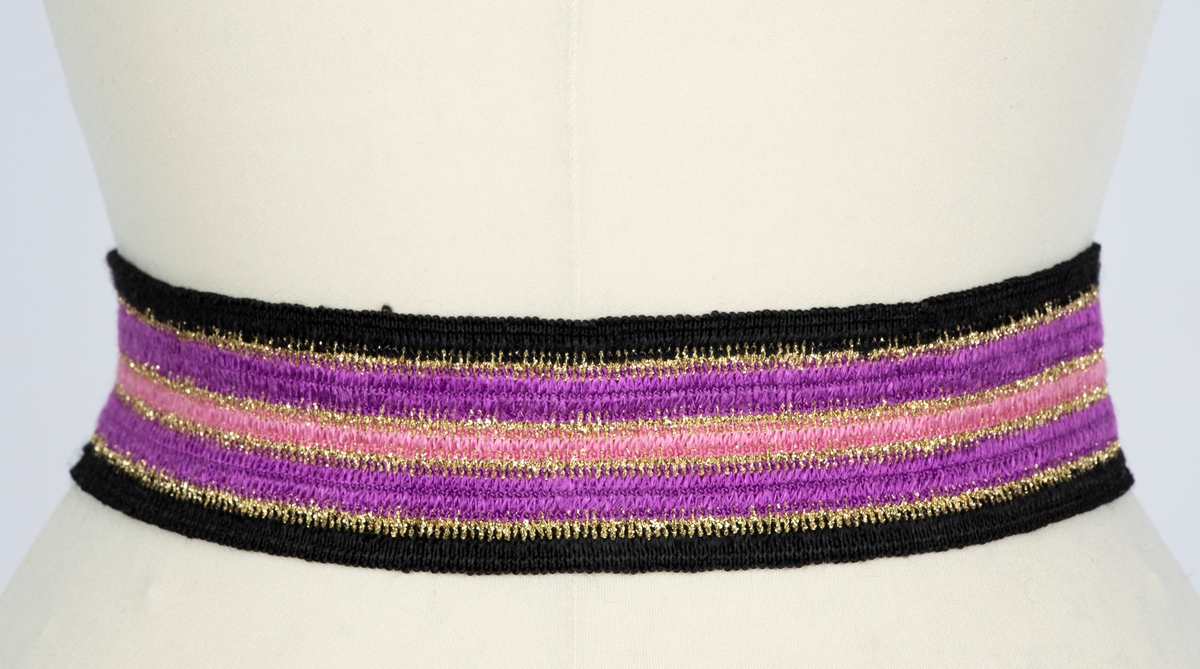 Metall lukking montert på bred strikk. 1a- grønt. b-blått.  c-stripet sort, rosa, violett, gull