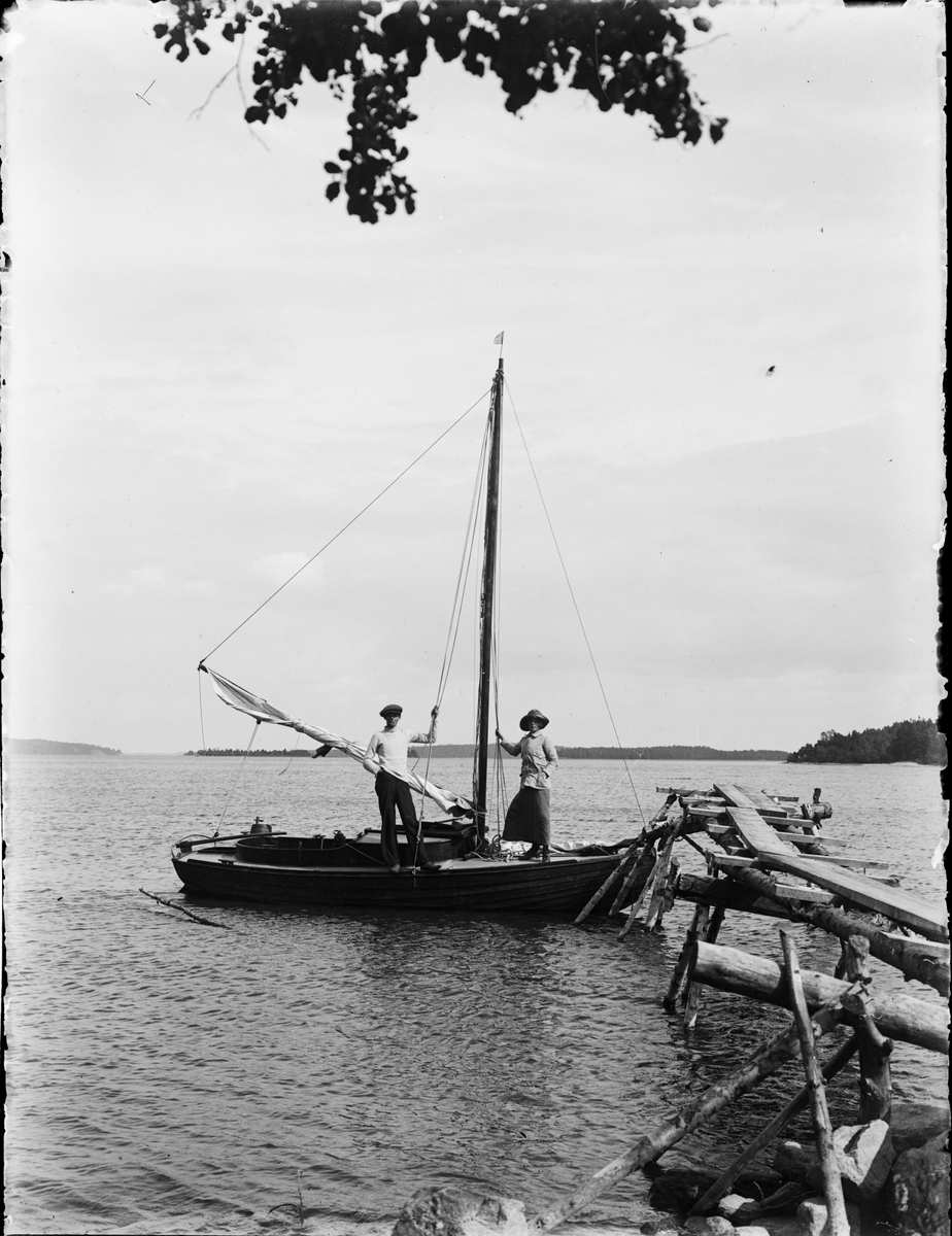 Paul och Signe Sandberg ombord på segelbåten, Uppland