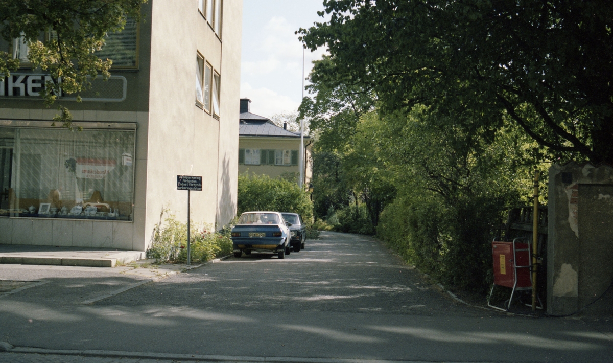 Hus i kvarteret Bikupan i Linköping år 1983. Kvarteret ligger mellan gatorna Vasavägan - Platensgatan - Kungsgatan - Klostergatan. Vilken gata bilden är tagen från framgår inte.