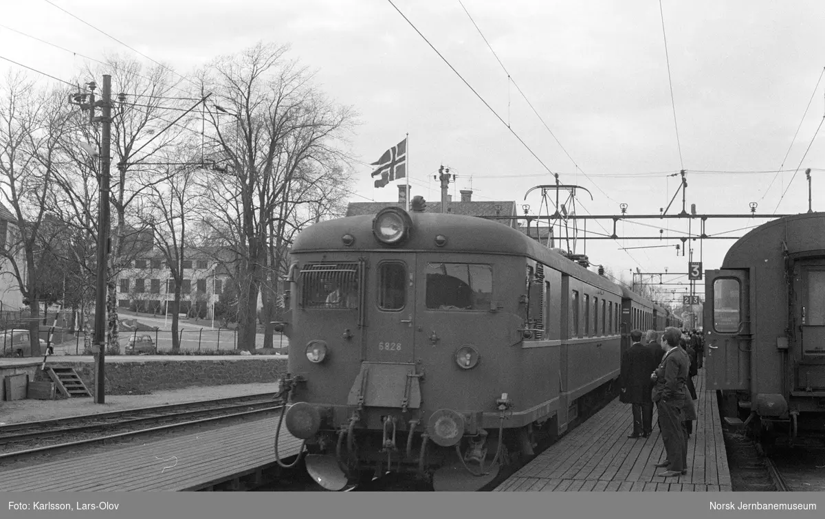 Elektrisk motorvognsett type 68, med motorvogn Bmeo 68 28 fremst, på Sarpsborg stasjon