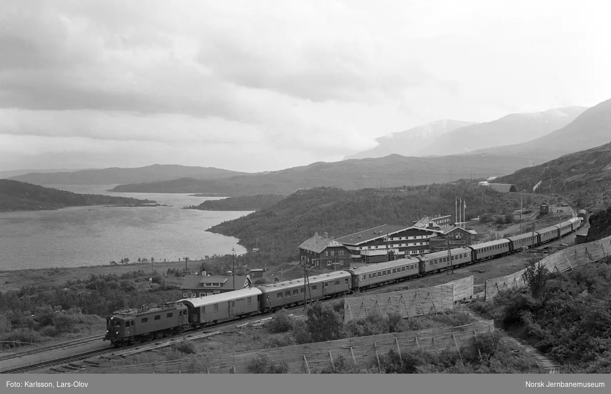 SJ elektrisk lokomotiv Da med persontog til Narvik på Riksgrensen stasjon