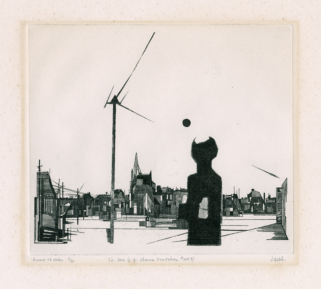 En ensam person i silhuett står framför en stad med hus, kyrka, telefonstolpar och elledningar.