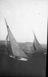 Landsregatta i Kragerø, trolig 1914. To flotte seilbåter. Sk