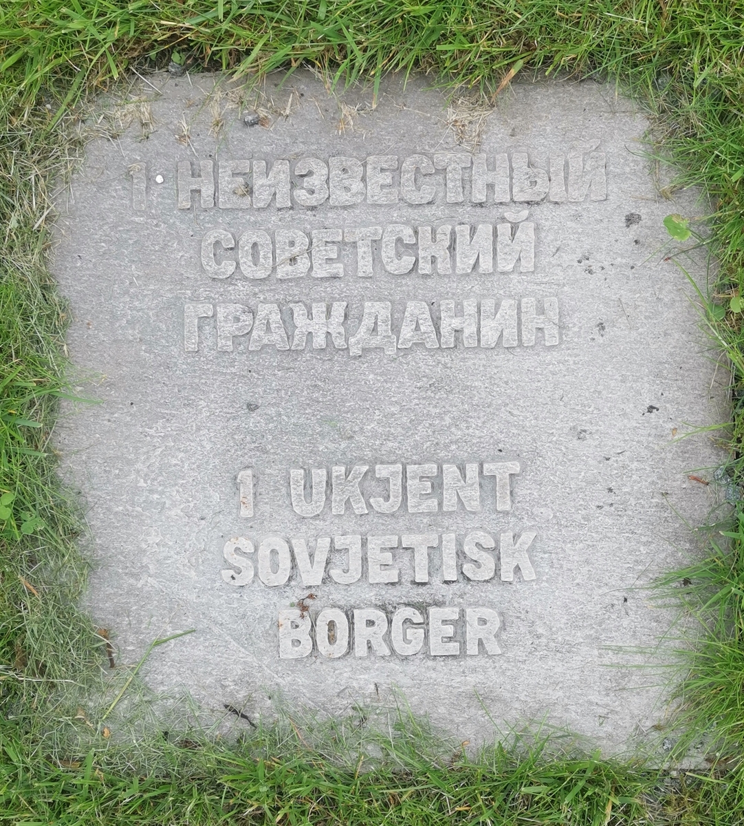 Gravminne på Aukra kirkegård merket "1 ukjent sovjetisk borger".