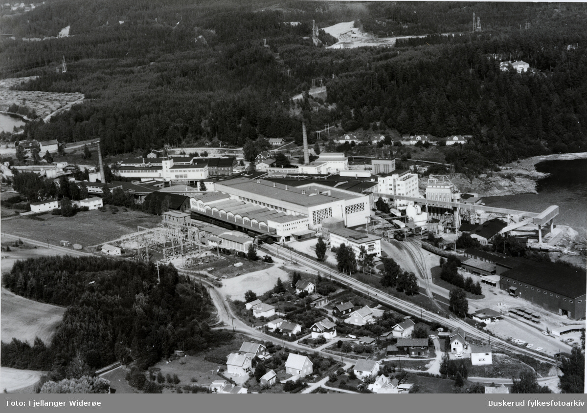 Follum Fabrikker. Follum Fabrikker, tidligere Follum træsliberi og de siste årene Norske Skog Follum var en treforedlingsbedrift ved Nedre Hofsfoss (Follumfoss) i Ådalselv nord for Hønefoss, og var den ledende industribedriften i området. Fabrikken og området har fått navn etter storgården Follum som ligger på høyden vest for elva og fabrikken.