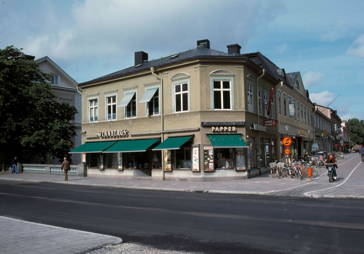 I bild syns Wennbergs bokhandeln.