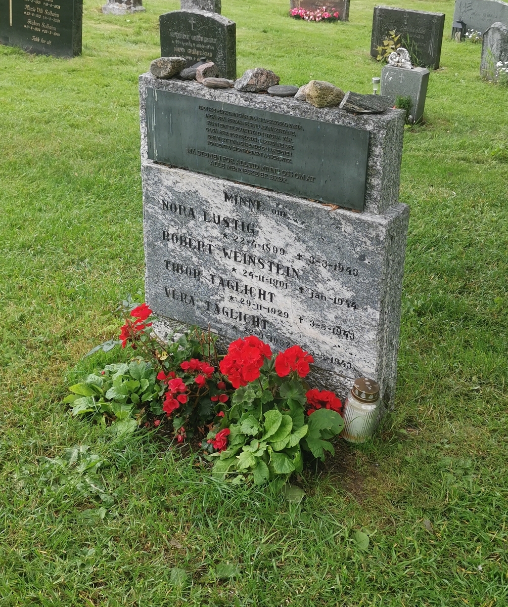Minnestein på Veøy kirkegård, til minne om Nora Lustig, Robert Weinstein, Tibor Taglicht og Vera Taglicht. De var jødiske flyktninger fra Tsjekkoslovakia som kom til Nesjestranda, og som ble deportert til Auschwitz i 1943.