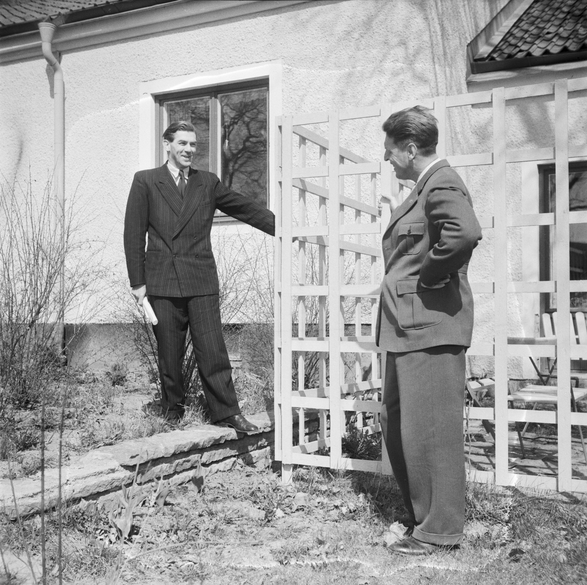 Balingsta storkommun, två män i trädgård, Uppland 1951