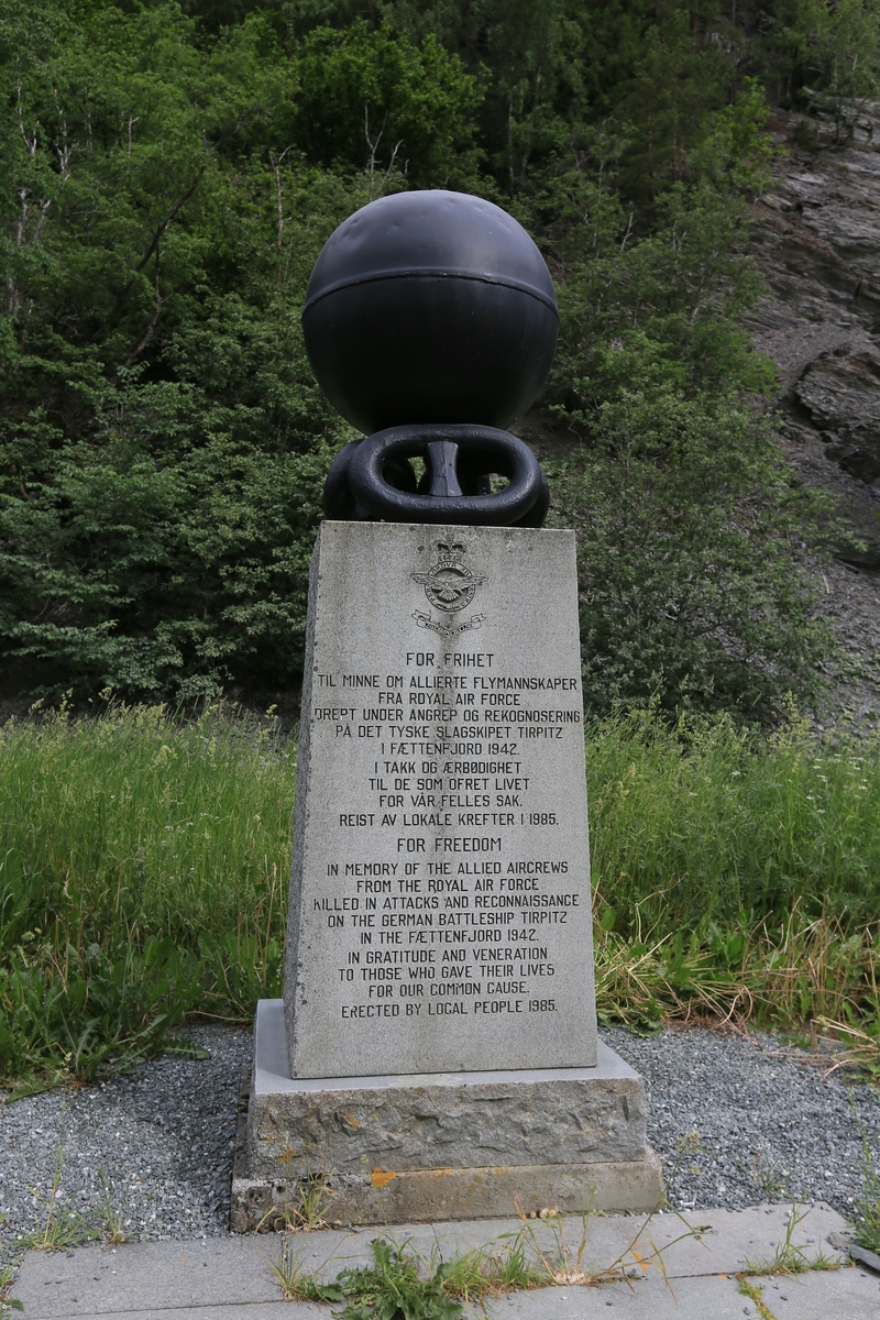 Minnesmerke ved Fættenfjorden i Åsen, over allierte flymannskaper fra Royal Air Force som ble drept angrep og rekognosering på "Tirpitz" i 1942. Minnesmerket er reist i 1985.
