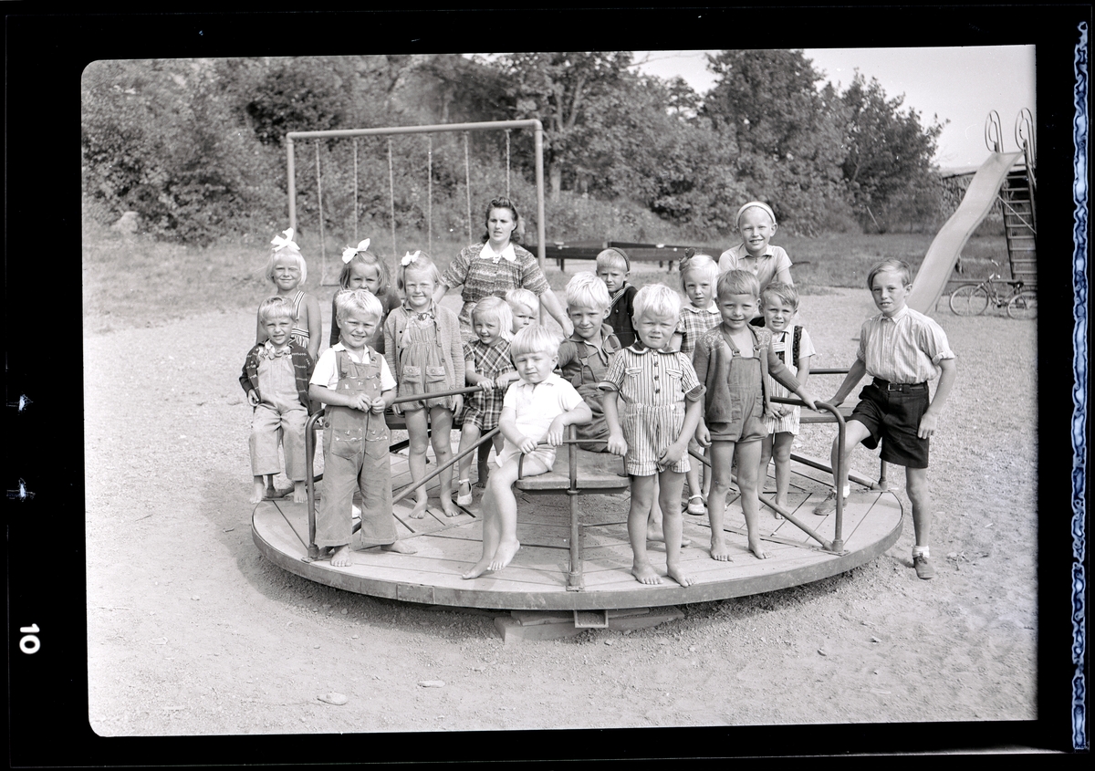 Lekplats vid Göteborgsvägen, Uddevalla, i juli 1947