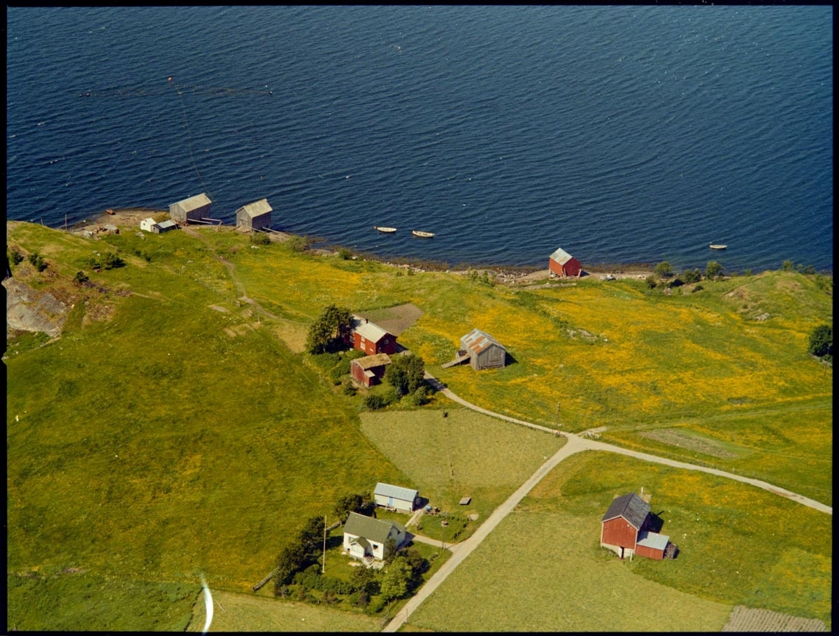 Leirfjord, Valberg. Flyfoto, oversiktsfoto av Valberg. I det hvite ...