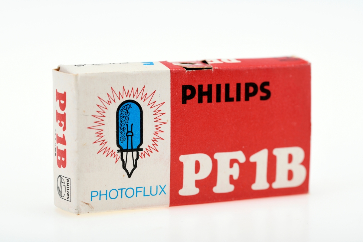En eske med fem ubrukte blitspærer av typen Philips Photoflux PF1B. Pærene har et blått felt inni pæra som indikerer at de er ubrukt, og dette feltet blir rosa ved bruk. Pærene er lakkert med et blått belegg for å unngå at de knuser ved bruk. I esken ligger det også en manual. På esken er det tabell over kamerablender ved ulike avstander og filmtyper. 

Blitspærer ble først introdusert som en erstatning for blitspulver i 1929. Blitspærene er lagd for engangsbruk og er derfor pakket i esker med fem eller ti pærer. Pærer uten skrufot ble introdusert i 1954 og bidro til å senke prisen på pærene, og de har i stedet en ring som holder de to metalltrådene fra pæra på plass. De første blitspærene var klare, men fra midten av 50-tallet fikk pærene et blått belegg for å slippe å bruke filter på kameraet ved fargefotografering.