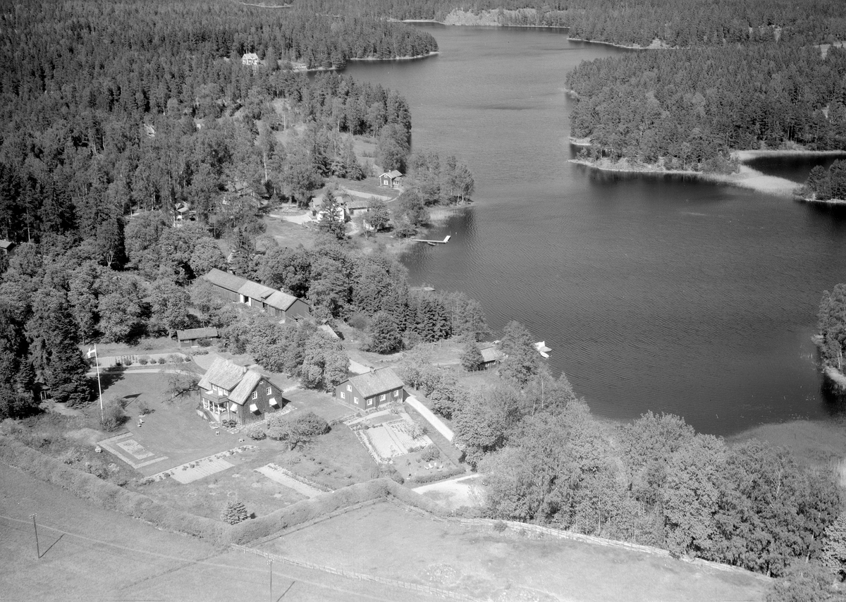 Del av Simonstorp från ovan. Närmast ses Jägarbo invid Kyrkviken i sjön Fläten.