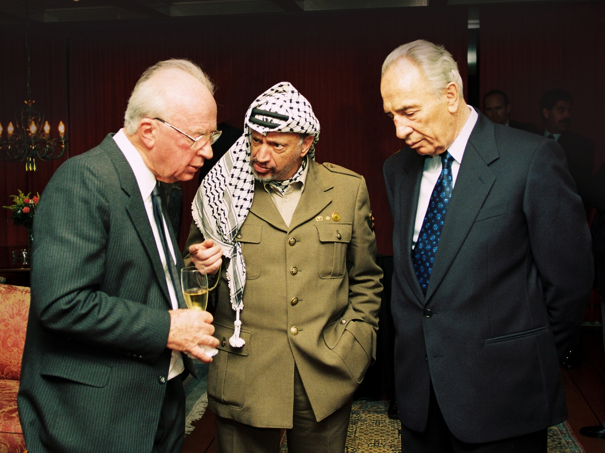 Nobels fredspris 1994. Israels statsminister Yitzhak Rabin, den palestinske lederen Yasser Arafat og Israels utenriksminister Shimon Perez etter mottagelsen av fredsprisen i Oslo. - utstillingstekst "Gjennom Linsen" 10.12.1994