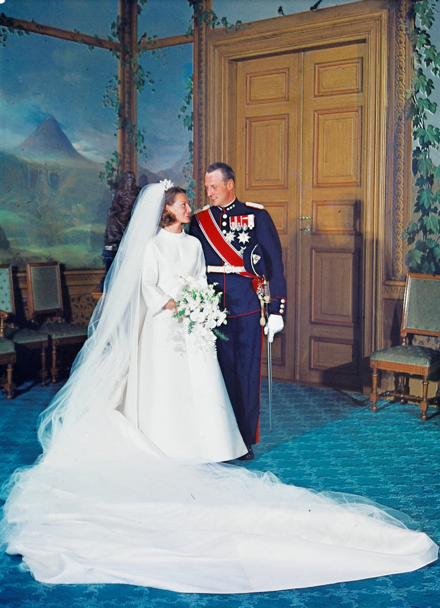Bryllupsbilde av Kong Harald og Dronning Sonja.