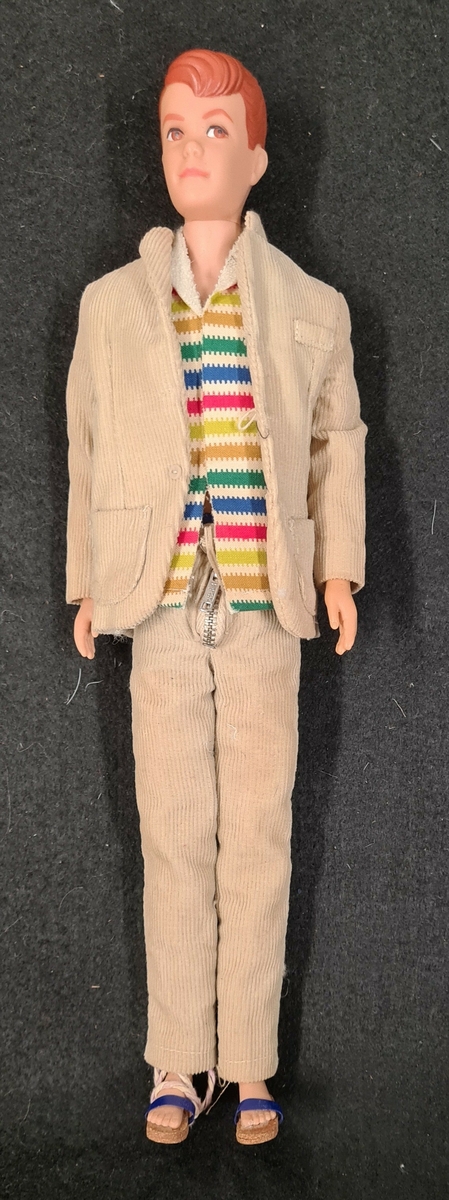 Allan i kostym och randig väst.
Docka tillhör Vera Hanssons docksamling.

Köpta 1966 och 1973 tillsammans med Barbie och Skipper. 3 st ''Barbiedockor''.

''Barbie''=brun dräkt med ''guld''. 
''Allan''=Manchesterkostyn och randig väst.
''Skipper''=rosa bikini.
