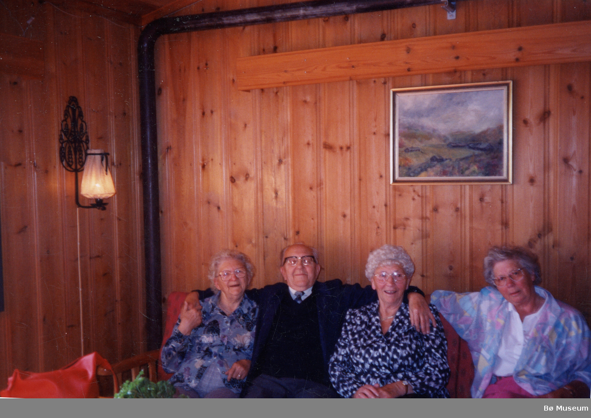 Bilde av pensjonistar på hotell.  På bildet av fire i sofaen:  f.v Signe Rønningen, Olav Kvaalen, Else Tveiten og Margit Tveiten