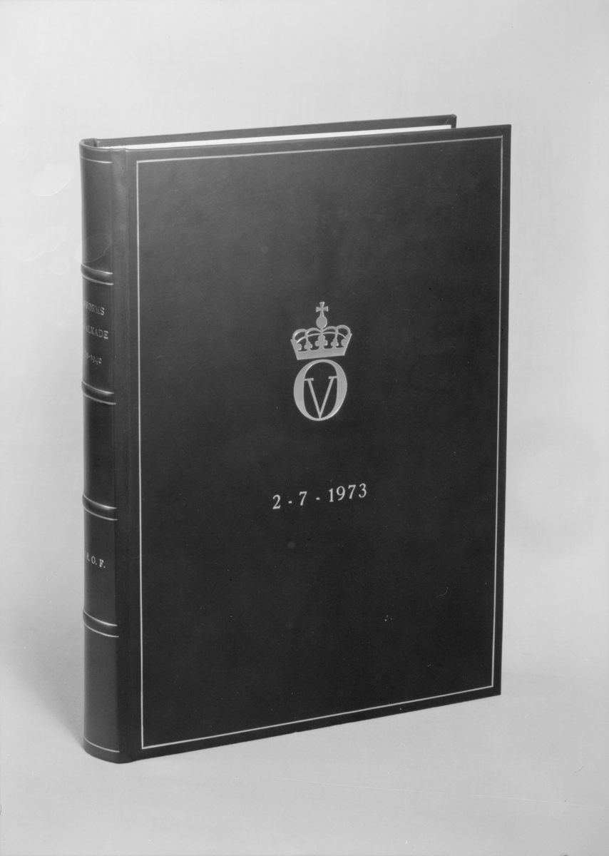 Objektfoto av bok innbundet av bokbinder Refsum. Boken er en gave til Kong Olav på hans søttiårsdag fra Norske Reserveoffiserers Fellesråd.