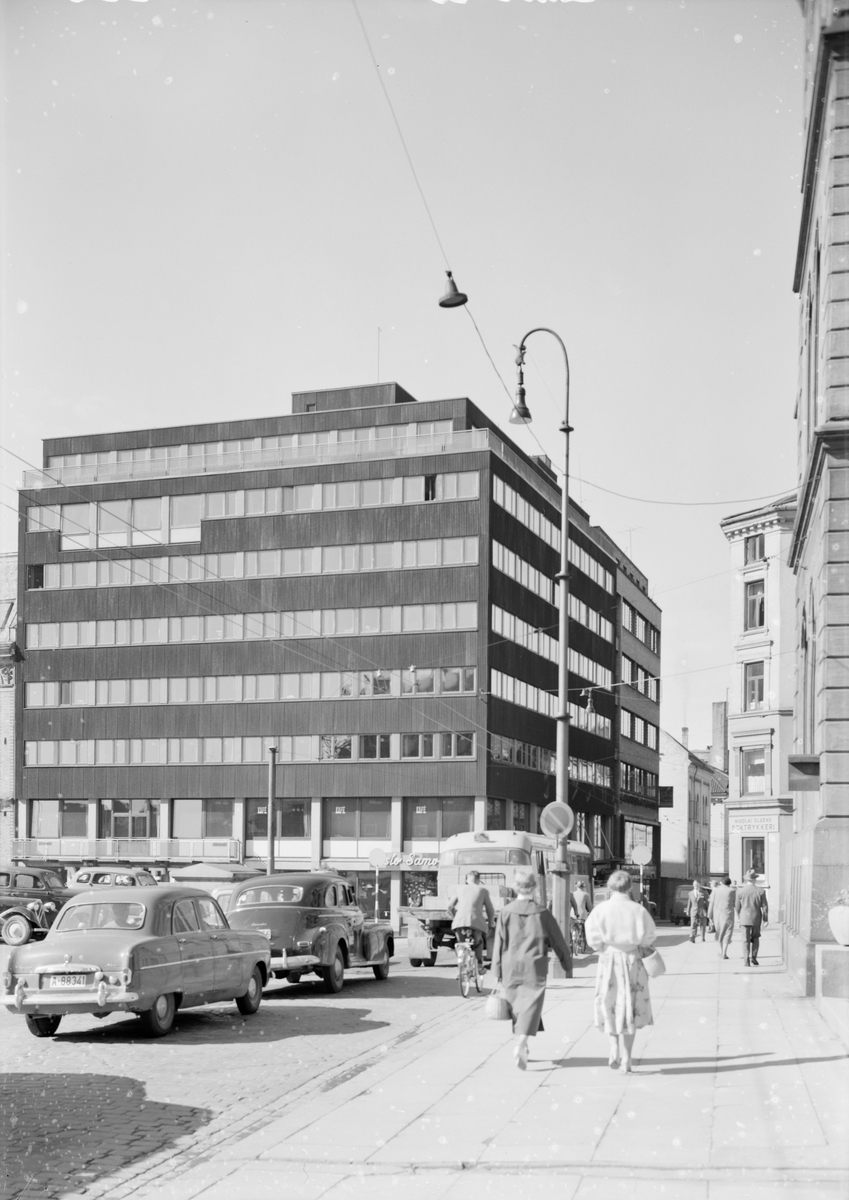 Arkitekturfoto av Venstres hus, ved Youngstorget. Huset går også under navnet "Skeiva", og blei innviet i 1954.