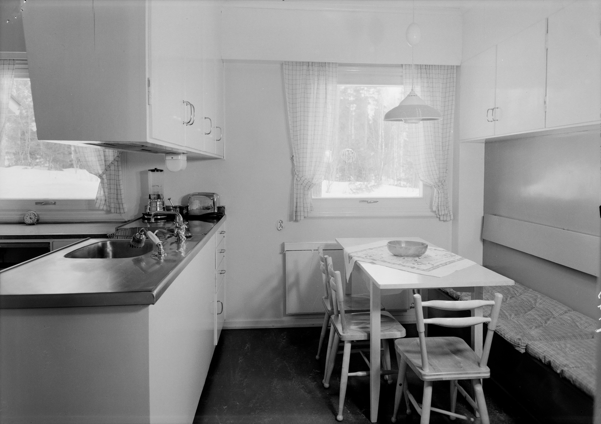 Arkitekturfoto av S. Thaulows villa. Interiør fra kjøkken med innbygde skap og benk.