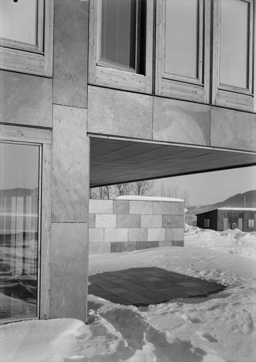 Arkitekturfoto av rådhuset i Modum. Detalj av hjørneløsning.