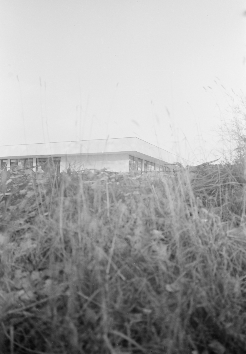 Arkitekturfoto av Økern Aldershjem. Arkitektene Fehn og Grung fikk i 1961 Houens fonds diplom for sin tegning av bygningen. Bilde  av bygningen i landskapet.