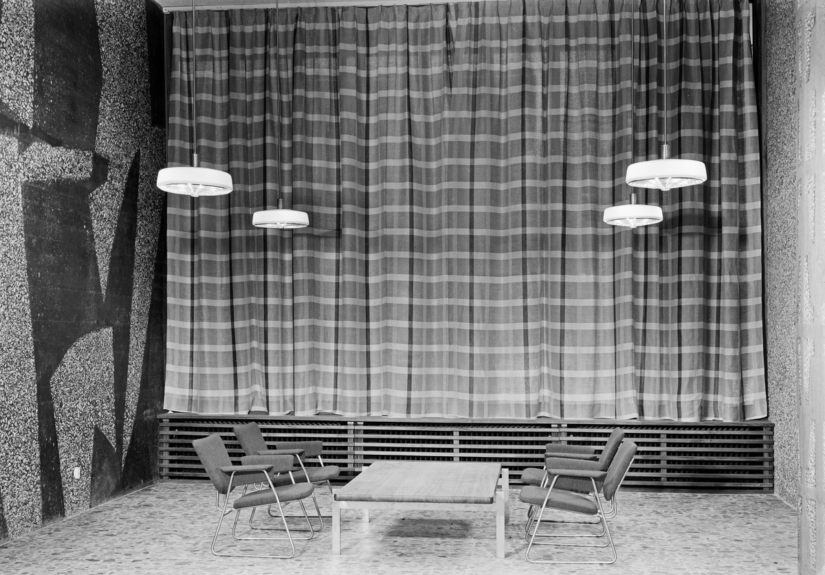 Interiørfoto av aulaen i Høyblokka i Regjeringskvartalet. Veggedekorasjon av Inger Sitter.