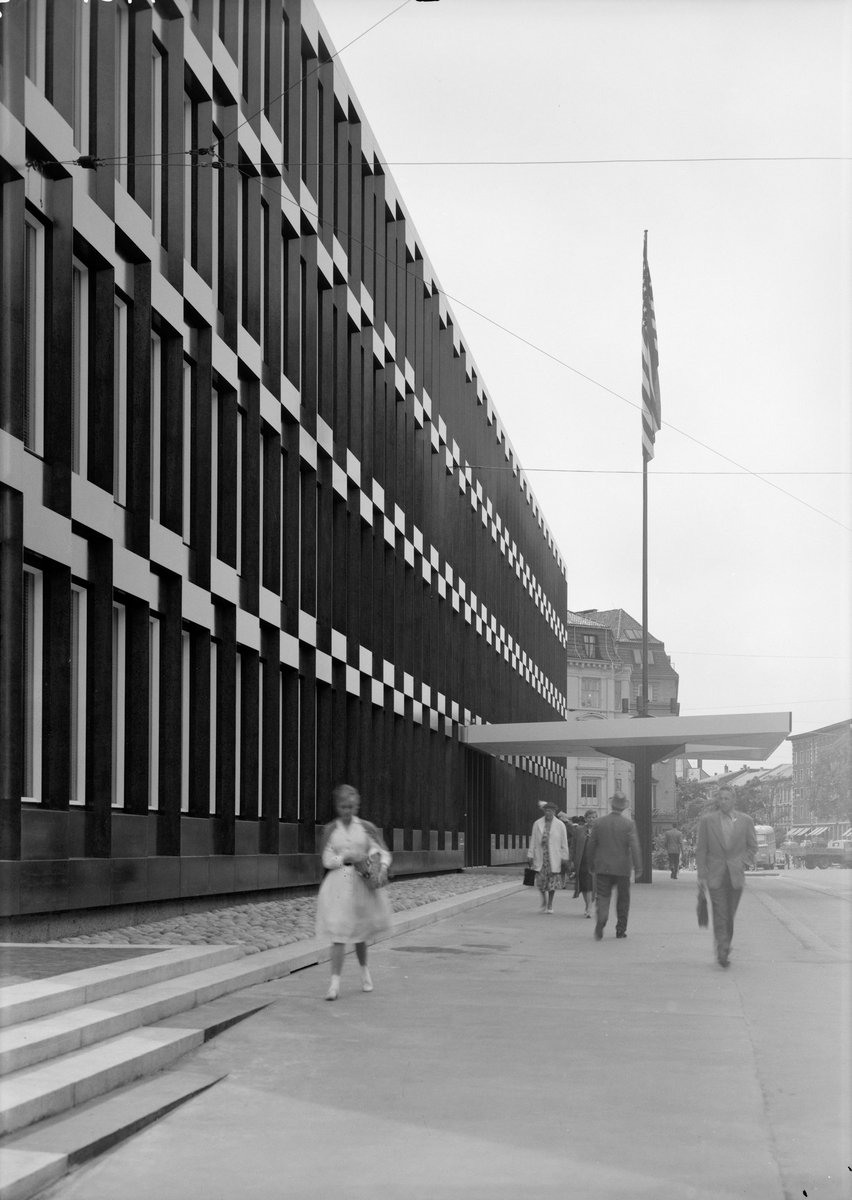 Arkitekturfoto av den Amerikanske ambassade i Oslo. Ambassaden er tegnet av den Finsk-amerikanske arkitekten Eero Saarinen og sto ferdig i 1959.