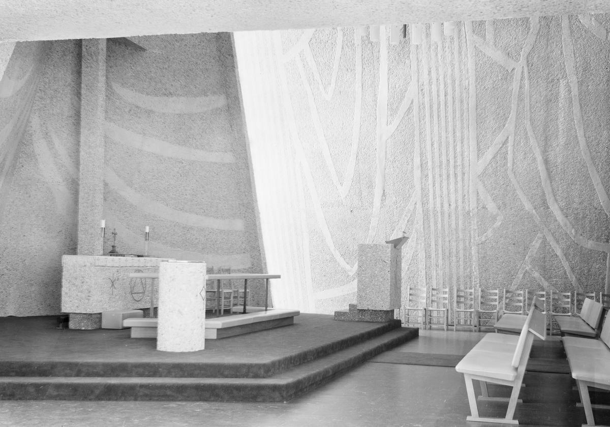 Interiørbilde av Bakkehaugen kirke i Oslo. Kirken ble opprinnelig tegnet av arkitekt Ove Bang, som vant konkurransen i 1940. Erling Viksjø modifiserte tegningene etter krigen og kirken sto ferdig i 1959. Utsmykninger av Kai Fjell og Carl Nesjar.