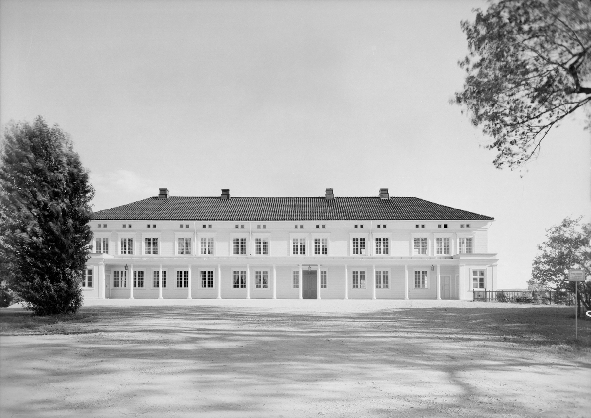 Arkitekturfoto av Linderud gård. Gården er en tidligere storgård ved Linderud i bydel Bjerke i Oslo og en avdeling av Akershusmuseet. Gårdsbebyggelsen og hagen er i dag et fredet kulturminne.