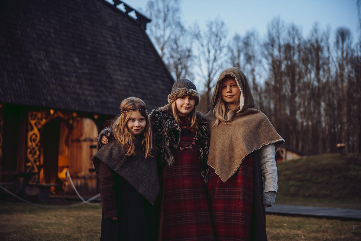 bildet viser tre jenter i vikingklær