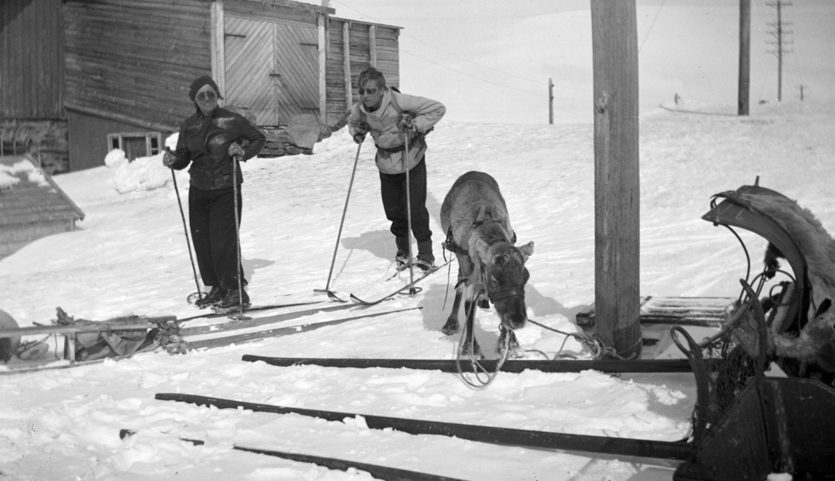 Sigrid Solberg og sønnen Otto med kjørerein på Fokstugu påsken 1936 ...