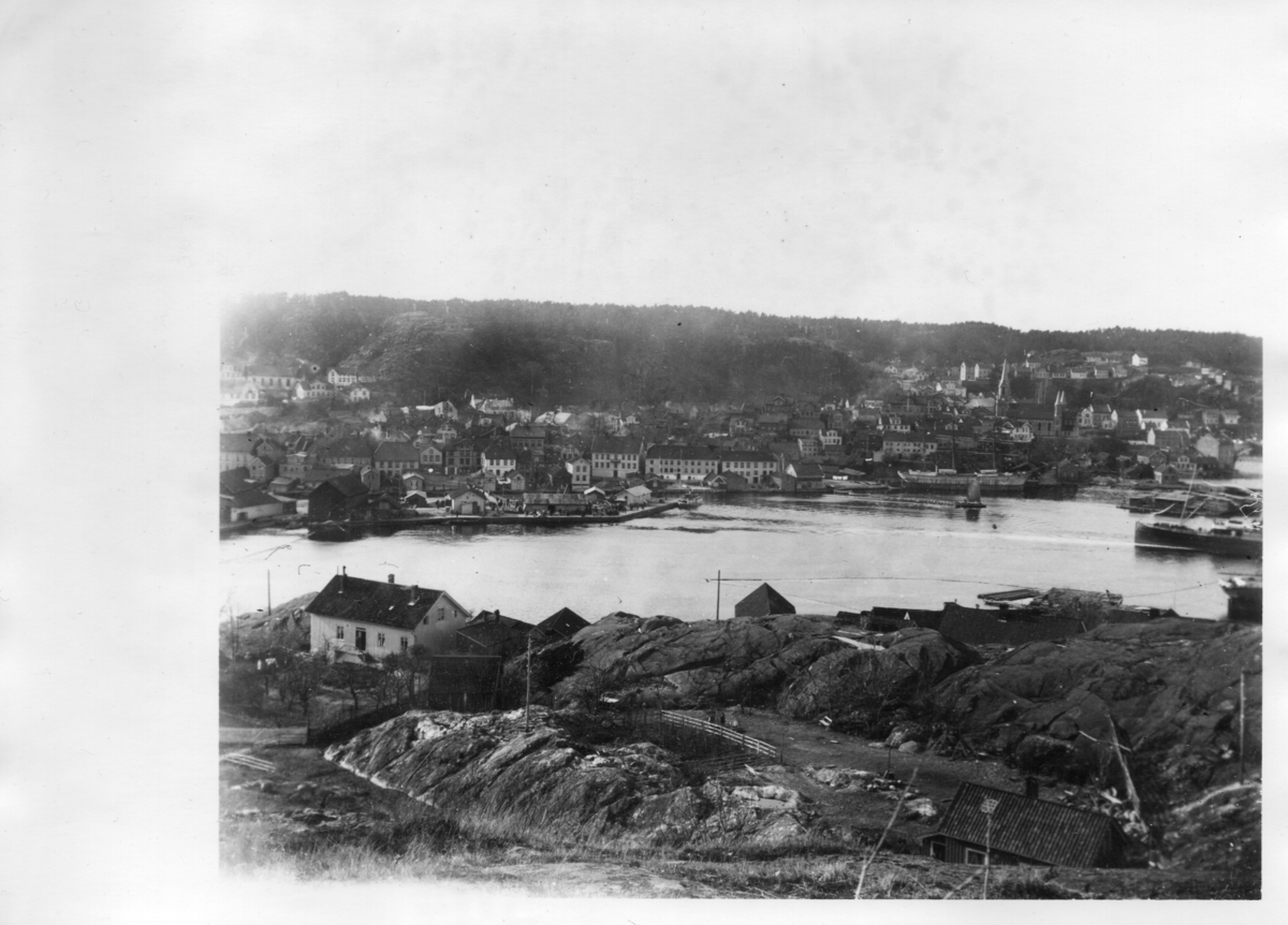 Ser deler av Øya og bebyggelsen av  Kragerø ved P.A.Heuchs gate og mot stilnestangen. I Kirkebukta ligger et dampskip. Før 1920.