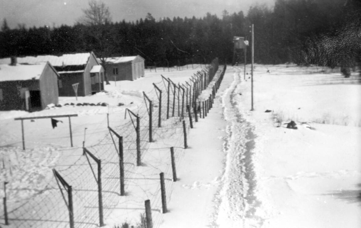 Bildet er i svart/hvitt og viser en av leirene der norske jøder ble hold fanget.