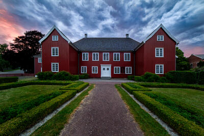 Rød bygning med hovedbygning og sidefløyer (Foto/Photo)
