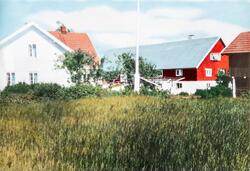 Håndkolorert bilde av gårdstunet på Gården Hafslund i Løten.