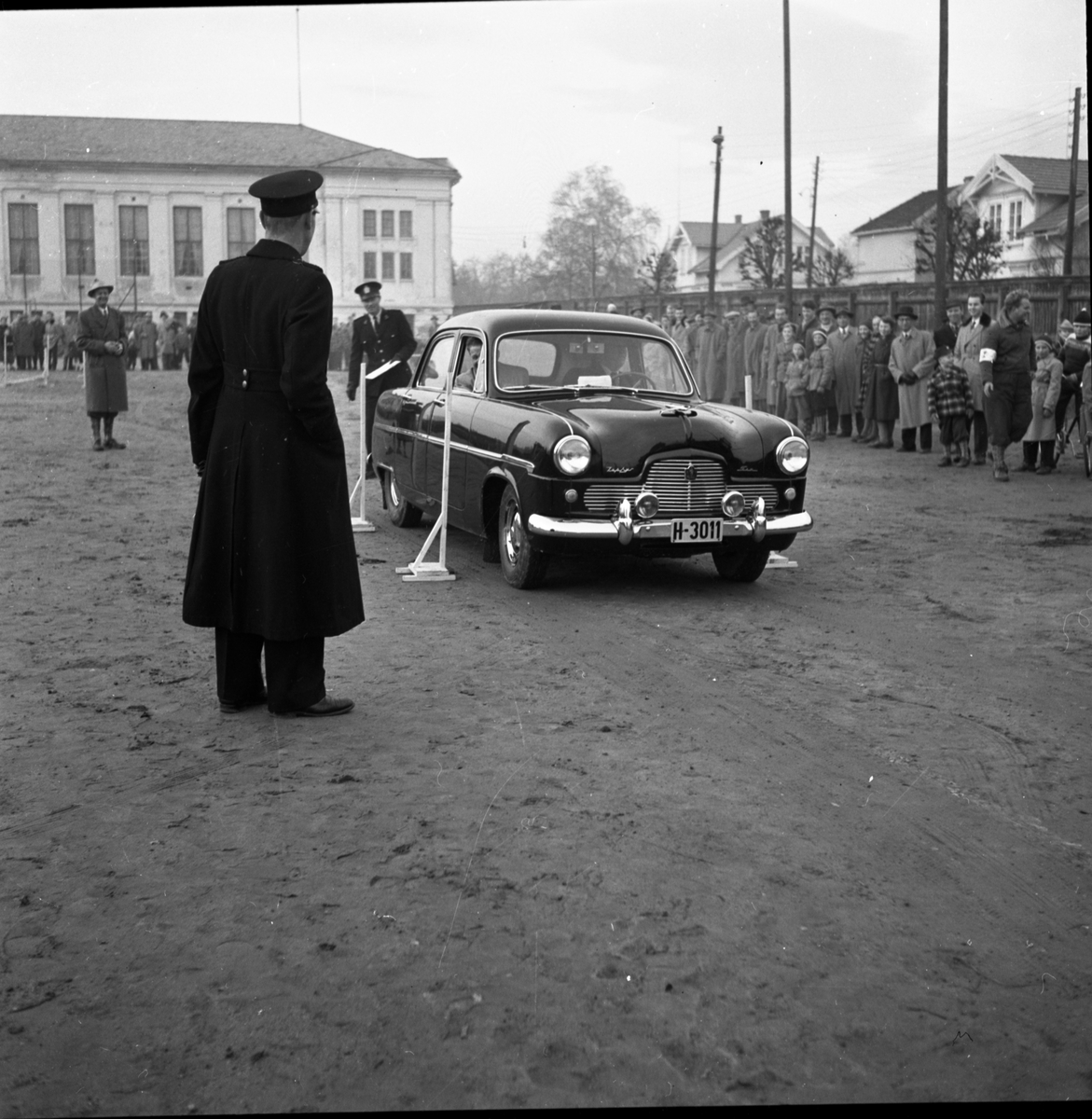 Vardens pressefotosamling. Fotografiene ble tatt i forbindelse med kontrollert promillekjøring "Brandy Spesial" arrangert av Motorførernes avholdsforening (MA) på Odds sportsplass Skien arrangert 4.11.1956.