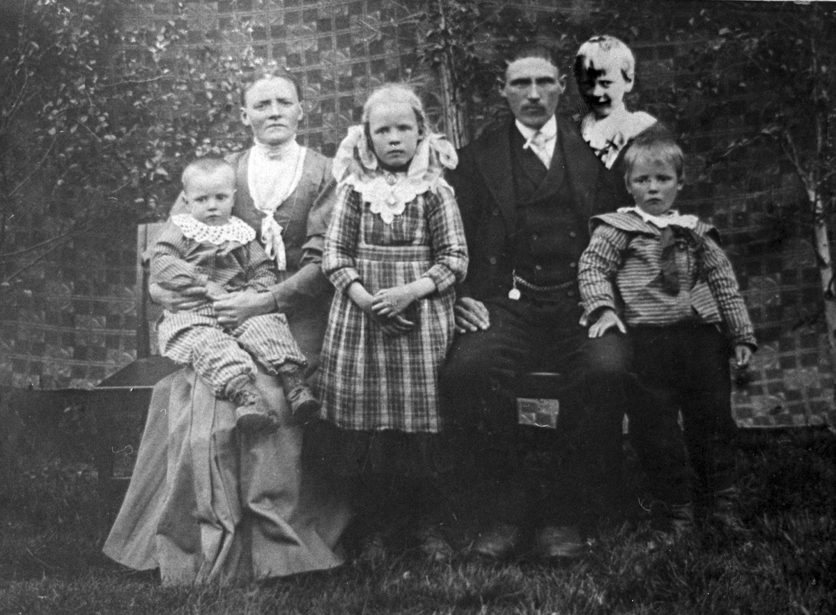 Frå venstre: Johannes J. Kasa på fanget til Ingebjørg A. Kasa, Anne J. Kasa, Johannes O. Kasa, Anders J. Kasa(innlimt i bildet i etterkant då han er født i 1917) og Ola J. Kasa