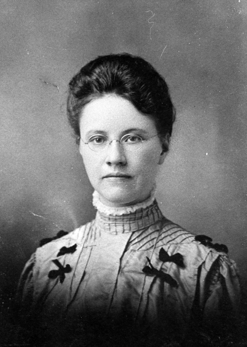 Kjersti Hamre, reiste til Amerika saman med systera Karen i 1904. Vart gift der med John Korom, og skreiv seg som Christine. Dette var hennes andre ekteskap, ho var fyrst gift med Andris Ødegård