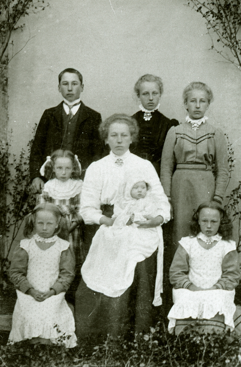 Framme frå venstre: Kirsti med Anne like bak seg, Berit d.e. med Ingebjørg g. Skogheim i fanget og Marit Lien g. Lokreim. Bak frå venstre: Erik O., Berit d.y. og Sigrid Lien g. Remmen