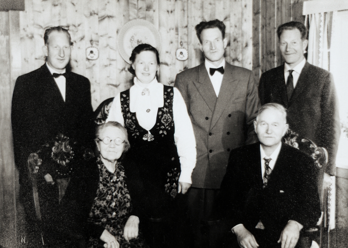 Framme frå venstre: Dorthe og Anders A, Østrem d.e. Bak frå venstre: Thomas, Randi, Helge og Anders A. Østrem d.y.