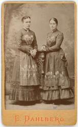 Kabinettsfotografi - Anna Frisk och hennes syster Augusta